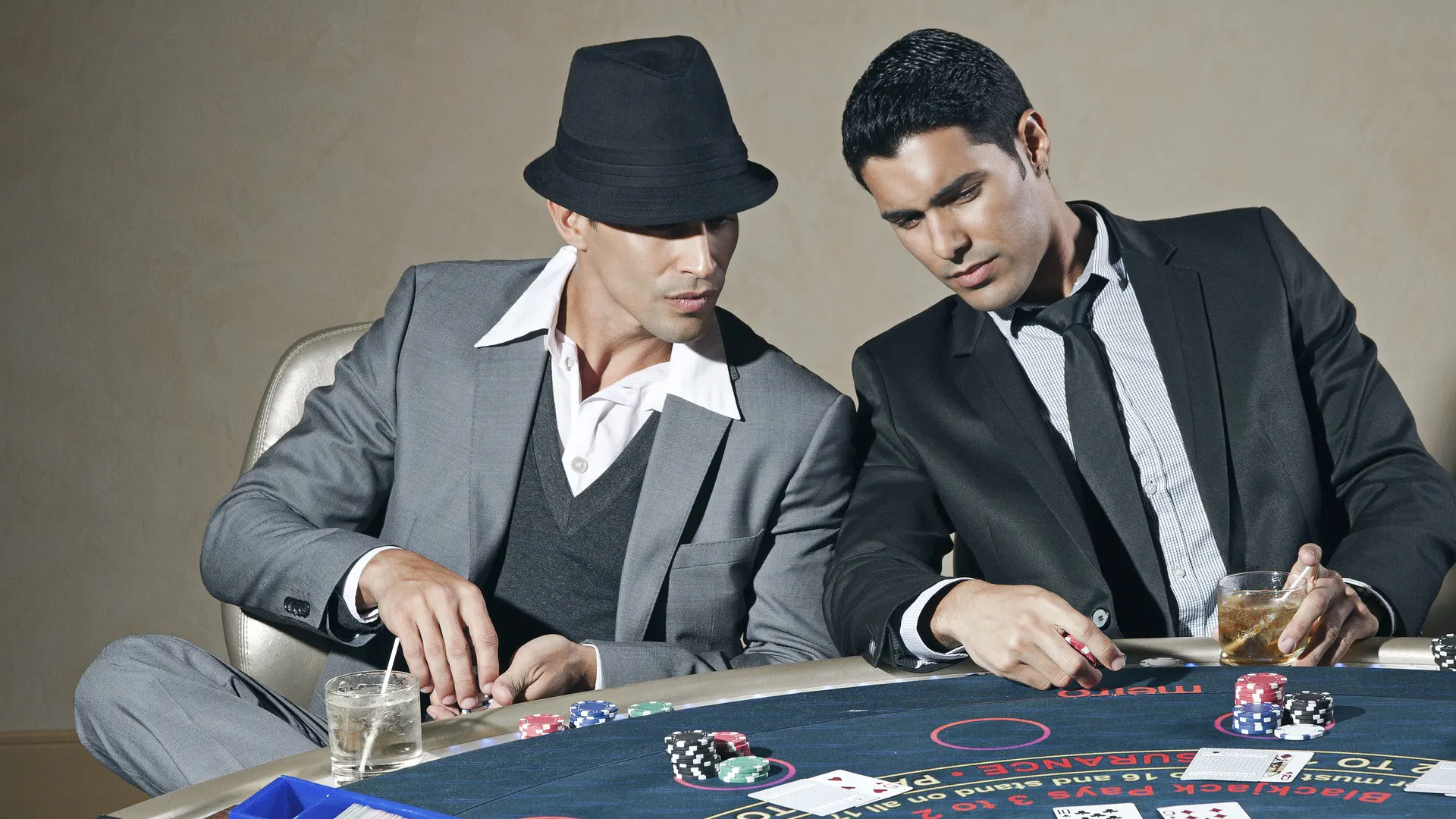 Dodgy casino players at a card table
